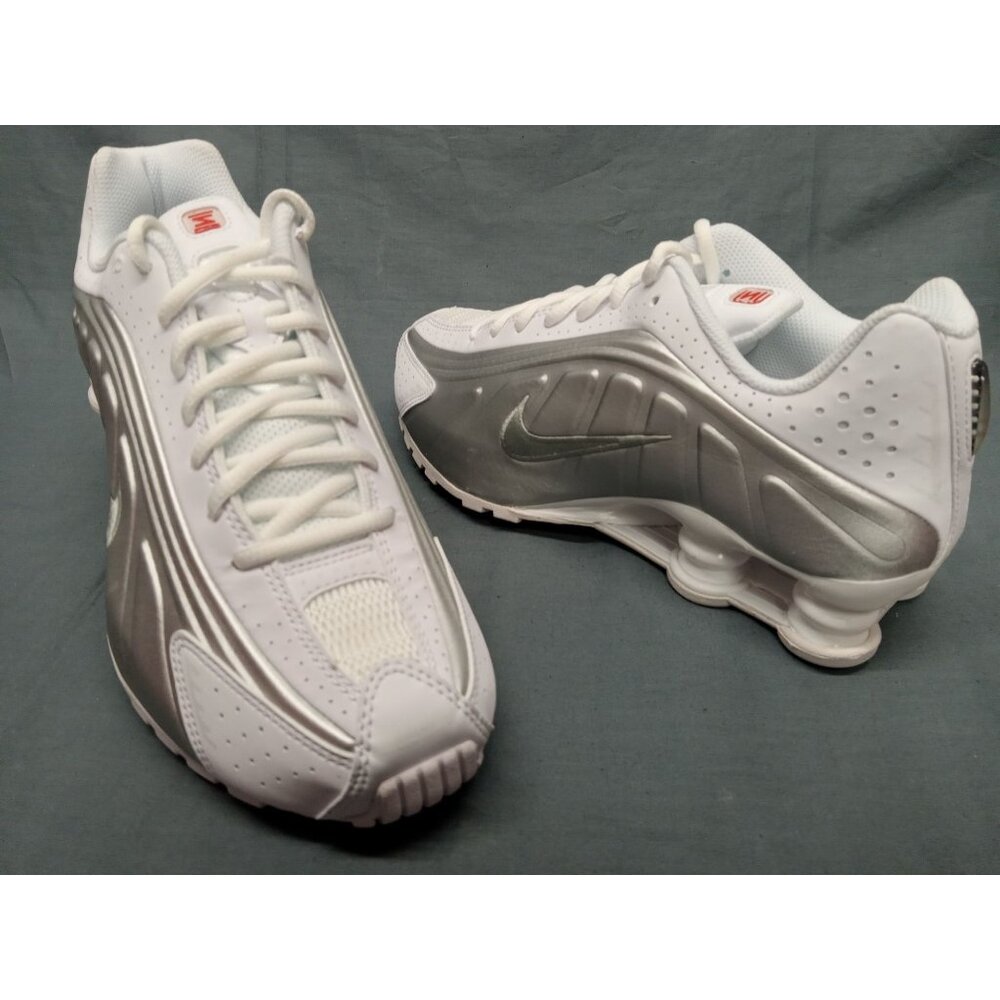 Nike Boys Shox R4 (GS) Sneakers Silver White Size 7 NEW IN BOX!